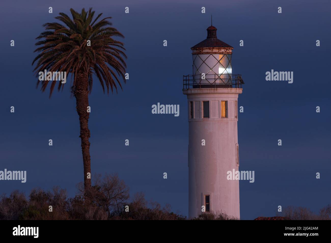 Faro di Point Vicente a Rancho Palos Verdes, Los Angeles County, California mostrato illuminato al crepuscolo. Foto Stock