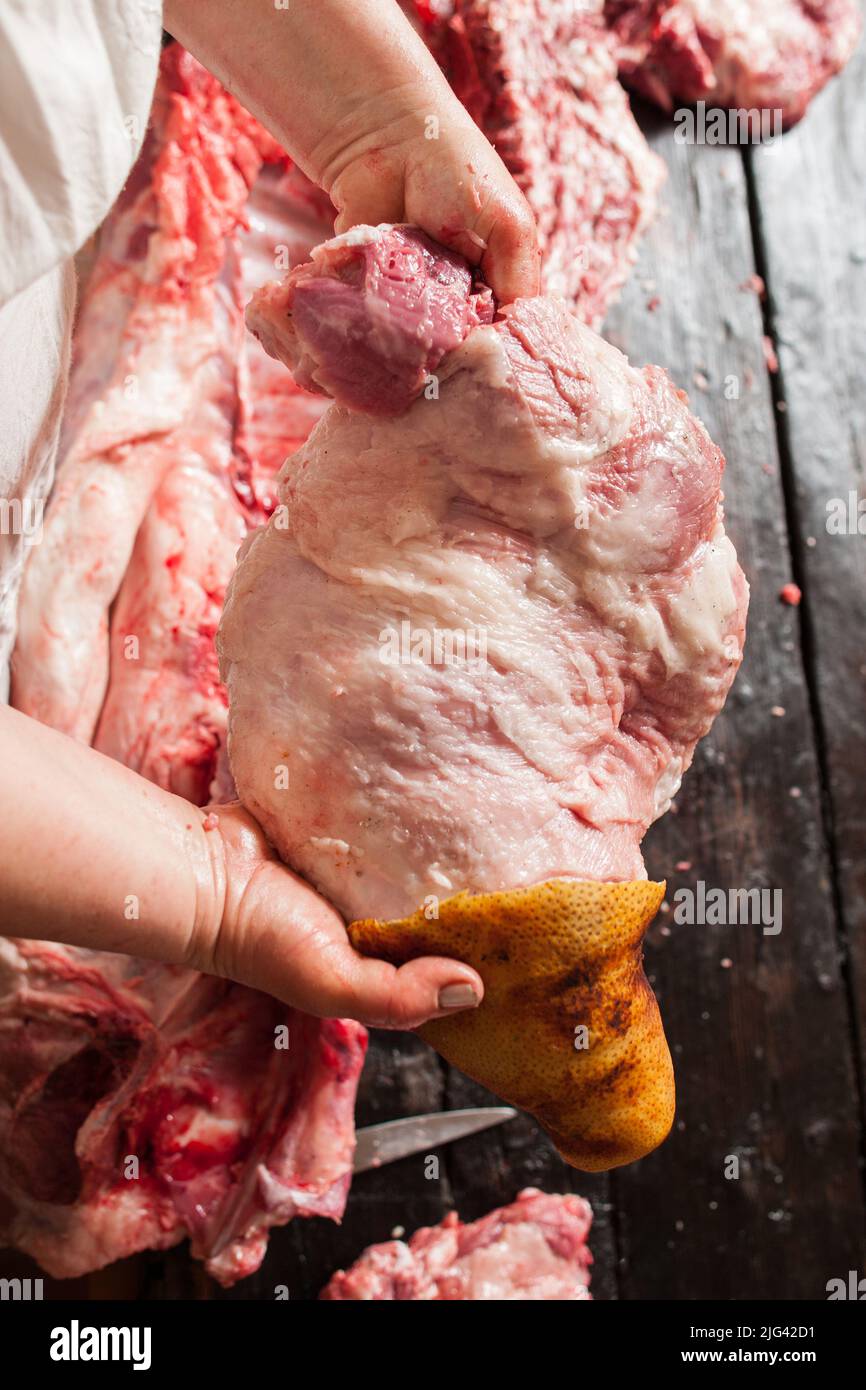 Vendita al dettaglio di carne. Gamba di maiale in fattoria mercato Foto Stock