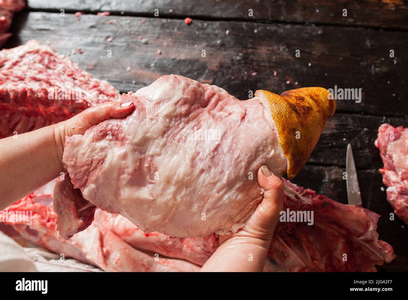 Vendita al dettaglio di carne. Gamba di maiale in fattoria mercato Foto Stock