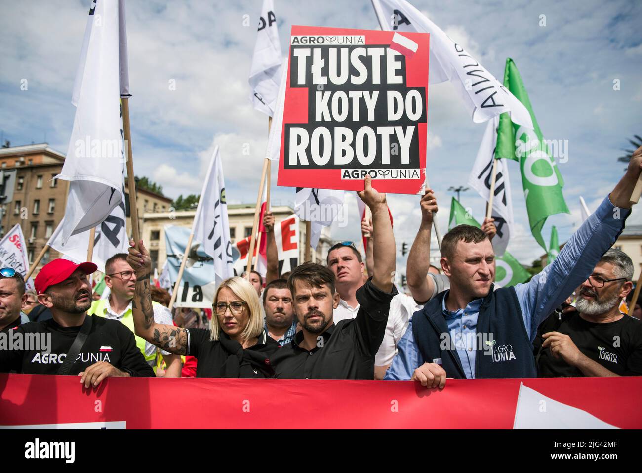 Michal Kolodziejczak, il leader di Agrounia tiene un cartello e si sposa nella folla durante la protesta. Organizzato da AGROUNIA, gli agricoltori hanno marciato attraverso il centro di Varsavia fino al parlamento protestando contro la crisi economica e i costi molto elevati della produzione agricola. Essi ritengono che gli agricoltori e gli abitanti più poveri del paese paghino di più per la crisi economica, che a loro avviso è stata causata dai politici. Condotto dal carismatico Michal Kolodziejczak, AGROunia è un'organizzazione agricola polacca che spesso contesta le azioni del governo polacco. (Foto di Attila Husejnow/SOPA i Foto Stock