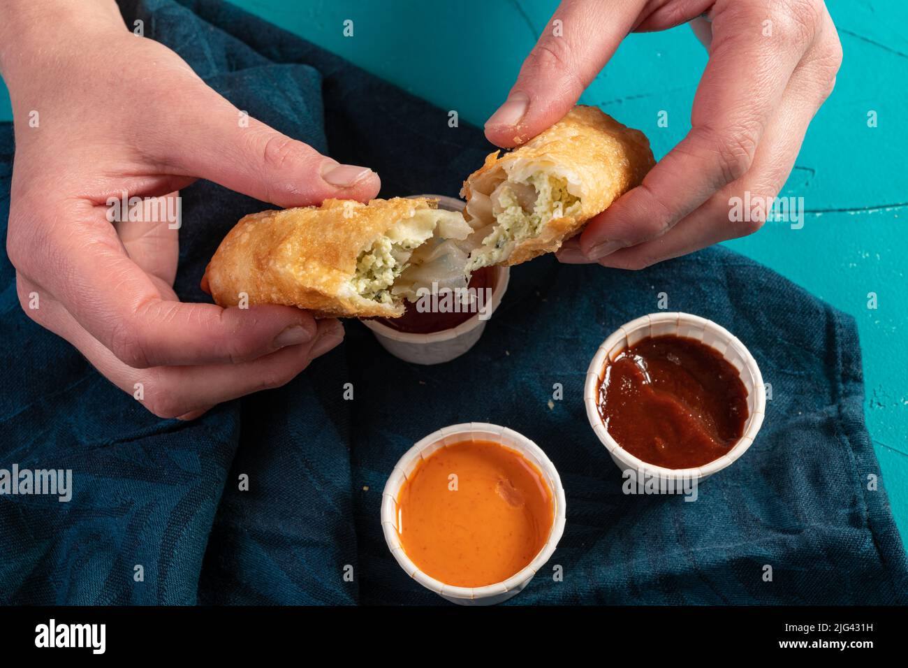 Tradizionale mediterraneo arabo vegetariano fritto formaggio e panini alle erbe con una varietà di salse Foto Stock