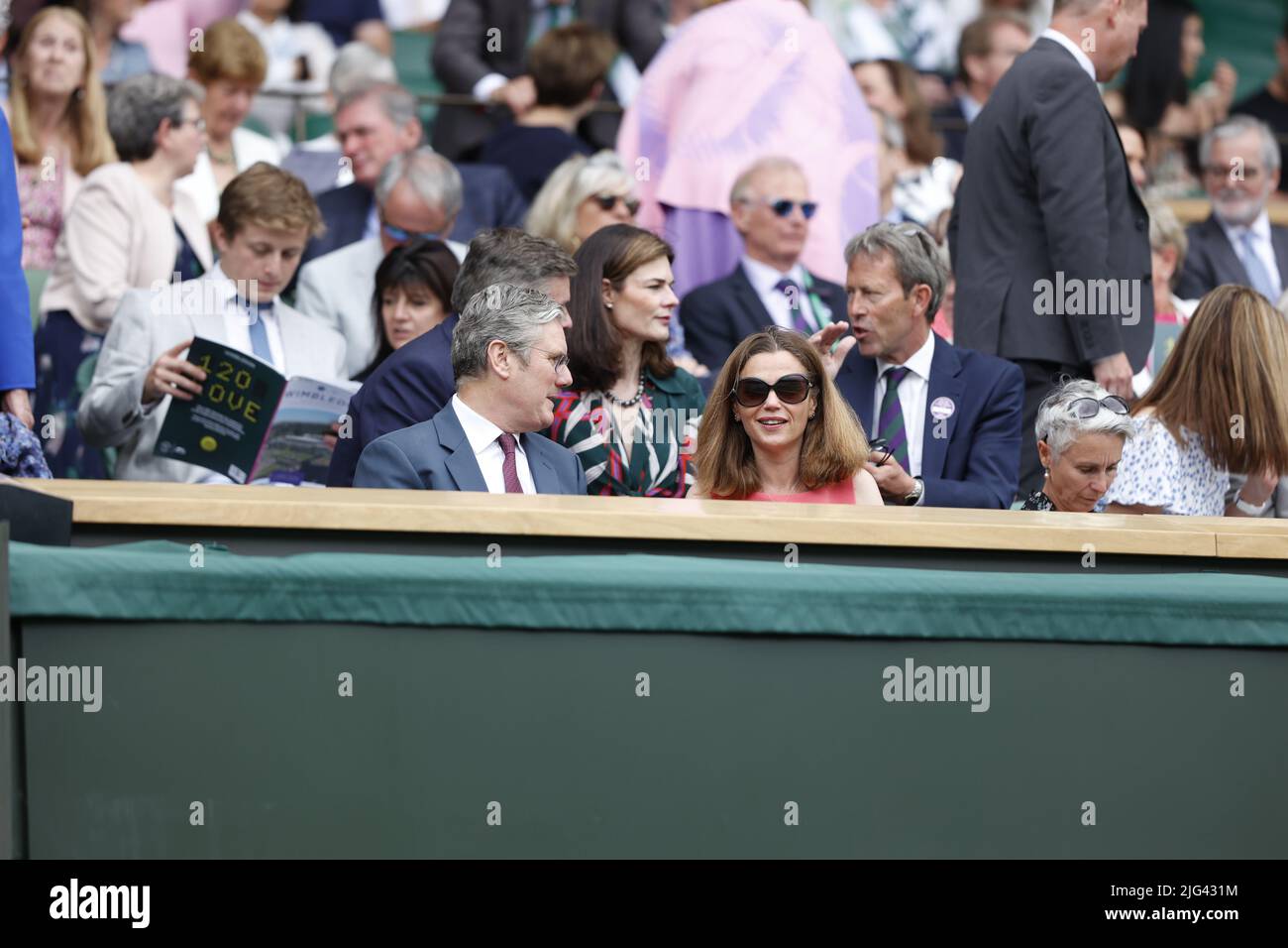 Wimbledon, Gran Bretagna 7th. Luglio, 2022. Il leader britannico del partito laburista Sir Keir Rodney Starmer e sua moglie Victoria al Wimbledon 2022 Championships di giovedì 7 luglio 2022., © Juergen Hasenkopf / Alamy Live News Foto Stock