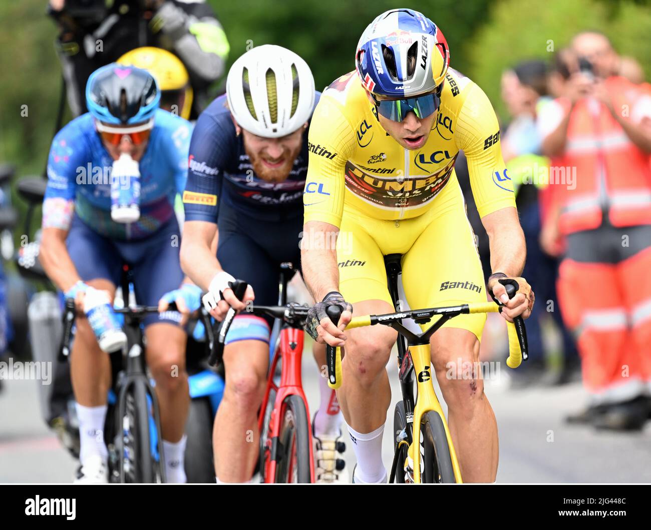 Binche a Longwy, Francia. 7th luglio 2022. Il danese Jakob Fuglsang di Israel-Premier Tech, gli Stati Uniti Quinn Simmons di Trek-Segafredo e il belga Wout Van Aert del Team Jumbo-Visma raffigurato in azione durante la sesta tappa della gara ciclistica Tour de France, una gara di 220 km da Binche, Belgio, a Longwy, Francia, giovedì 07 luglio 2022. Il Tour de France di quest'anno si svolge dal 01 al 24 luglio 2022. BELGA PHOTO POOL PETE GODING - UK OUT Credit: Belga News Agency/Alamy Live News Foto Stock