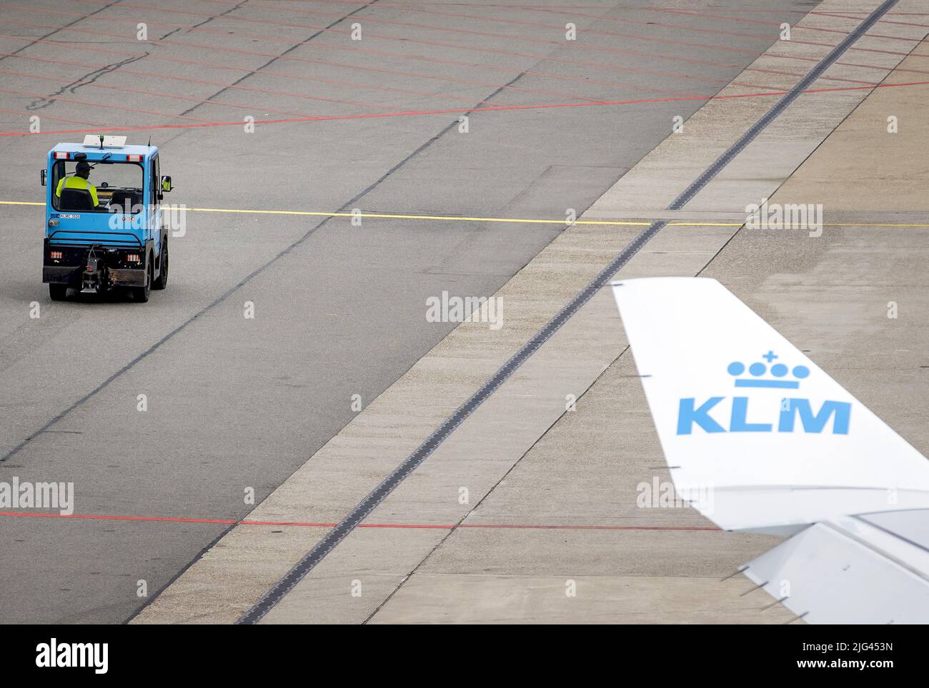 2022-07-07 15:20:59 SCHIPHOL - Un aereo KLM a Schiphol. L'aeroporto consentirà un numero massimo di 67.500 passeggeri al giorno durante le vacanze estive. Schiphol si aspetta una media di 59.000 viaggiatori locali in partenza ogni giorno durante il periodo estivo. I passeggeri del trasferimento non sono quindi inclusi in questo. ANP KOEN VAN WEEL olanda OUT - belgio OUT Foto Stock