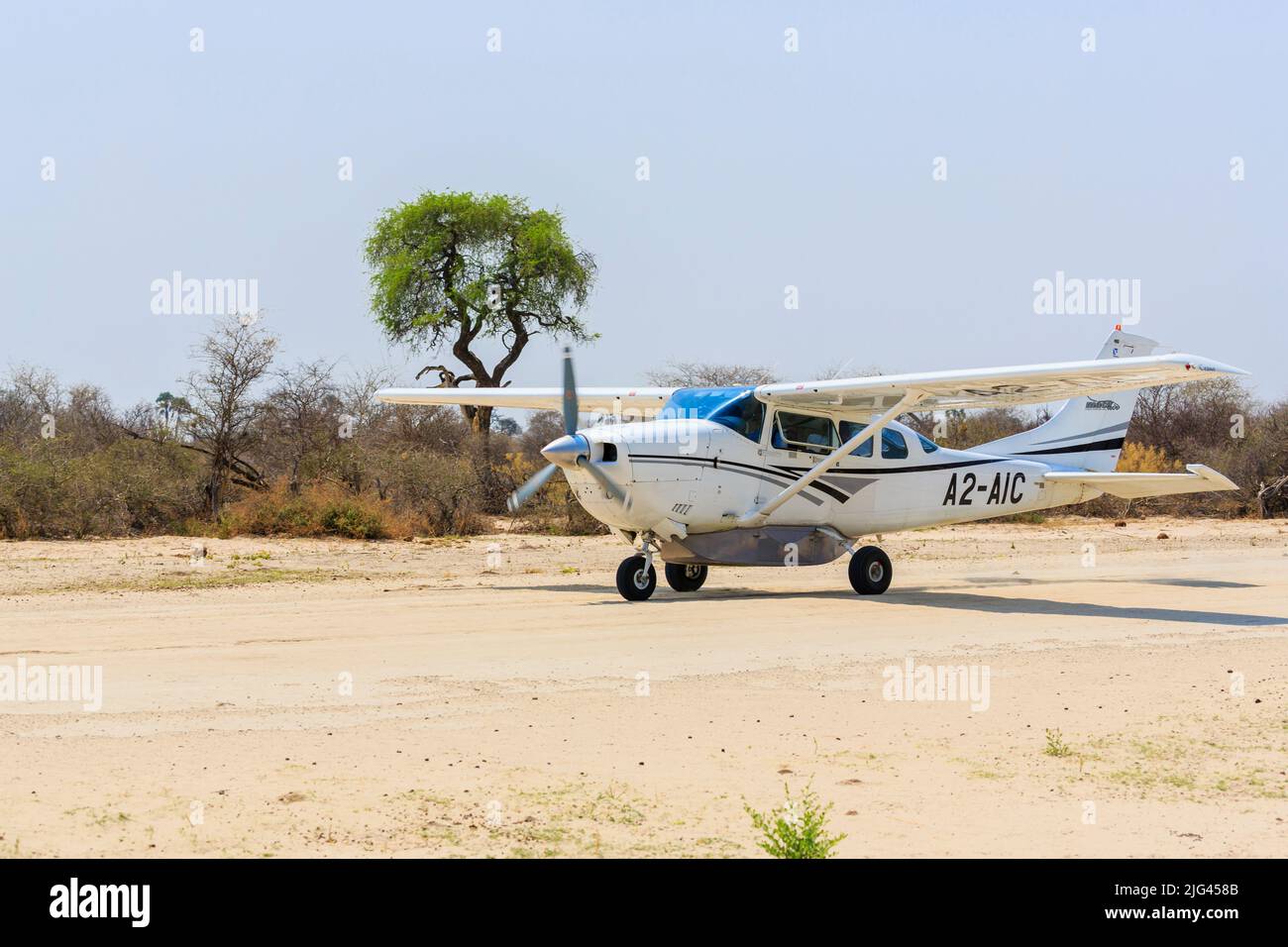 Un Cessna 172 sulla striscia aerea di Chitabe che serve il campo di Sandibe, adiacente alla riserva di gioco di Moremi, Delta di Okavango, Botswana, Africa meridionale Foto Stock