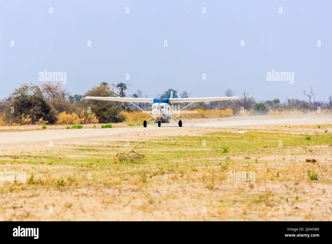Un Cessna 172 sulla striscia aerea di Chitabe che serve il campo di Sandibe, adiacente alla riserva di gioco di Moremi, Delta di Okavango, Botswana, Africa meridionale Foto Stock