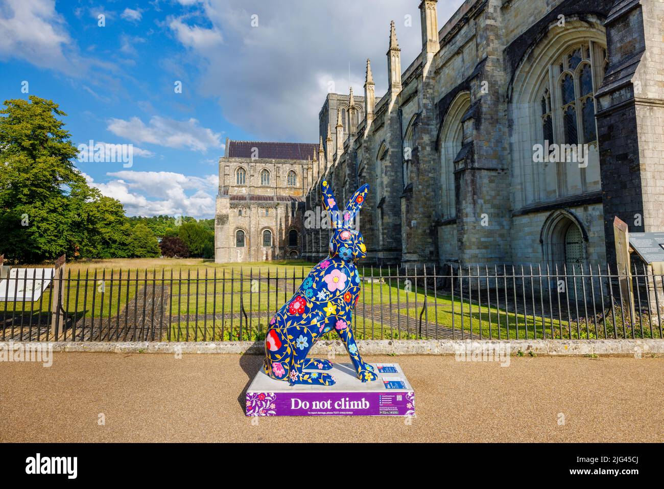 'Flora & il giardino di mezzanotte', una scultura di Marnie Maurri nell'evento estivo Hares of Hampshire di percorso d'arte pubblico presso la Cattedrale di Winchester Foto Stock