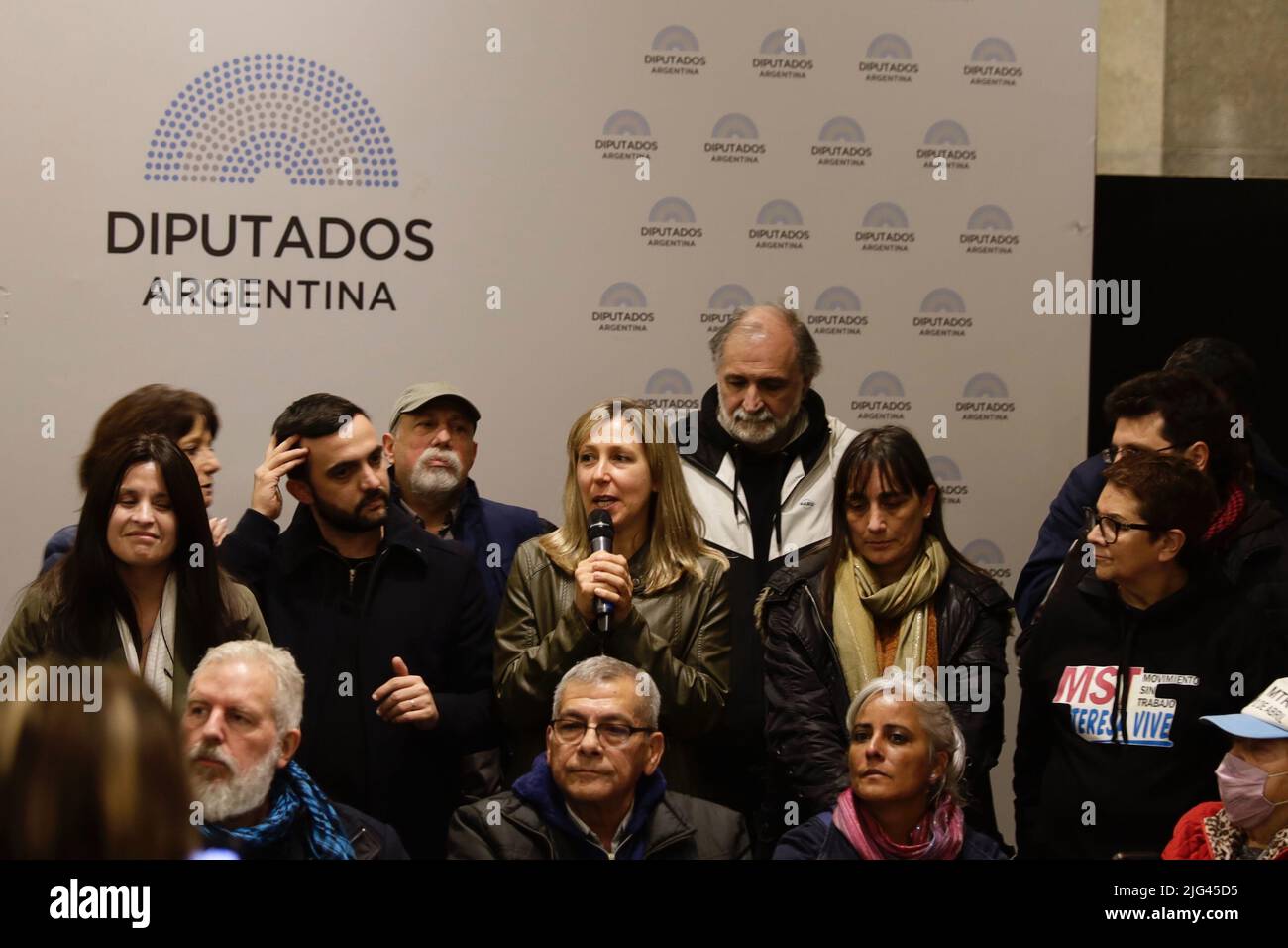 Buenos Aires, Argentina, 7th luglio 2022. In una conferenza stampa presso la Camera dei deputati della Nazione, diverse organizzazioni sociali e movimenti popolari, tra cui il fronte delle organizzazioni in lotta (FOL, nel suo acronimo spagnolo), denunciano la sofferenza di un'azione coordinata a livello nazionale con persecuzioni e intimidazioni, e una campagna di stigmatizzazione. (Credit: Esteban Osorio/Alamy Live News). Foto Stock