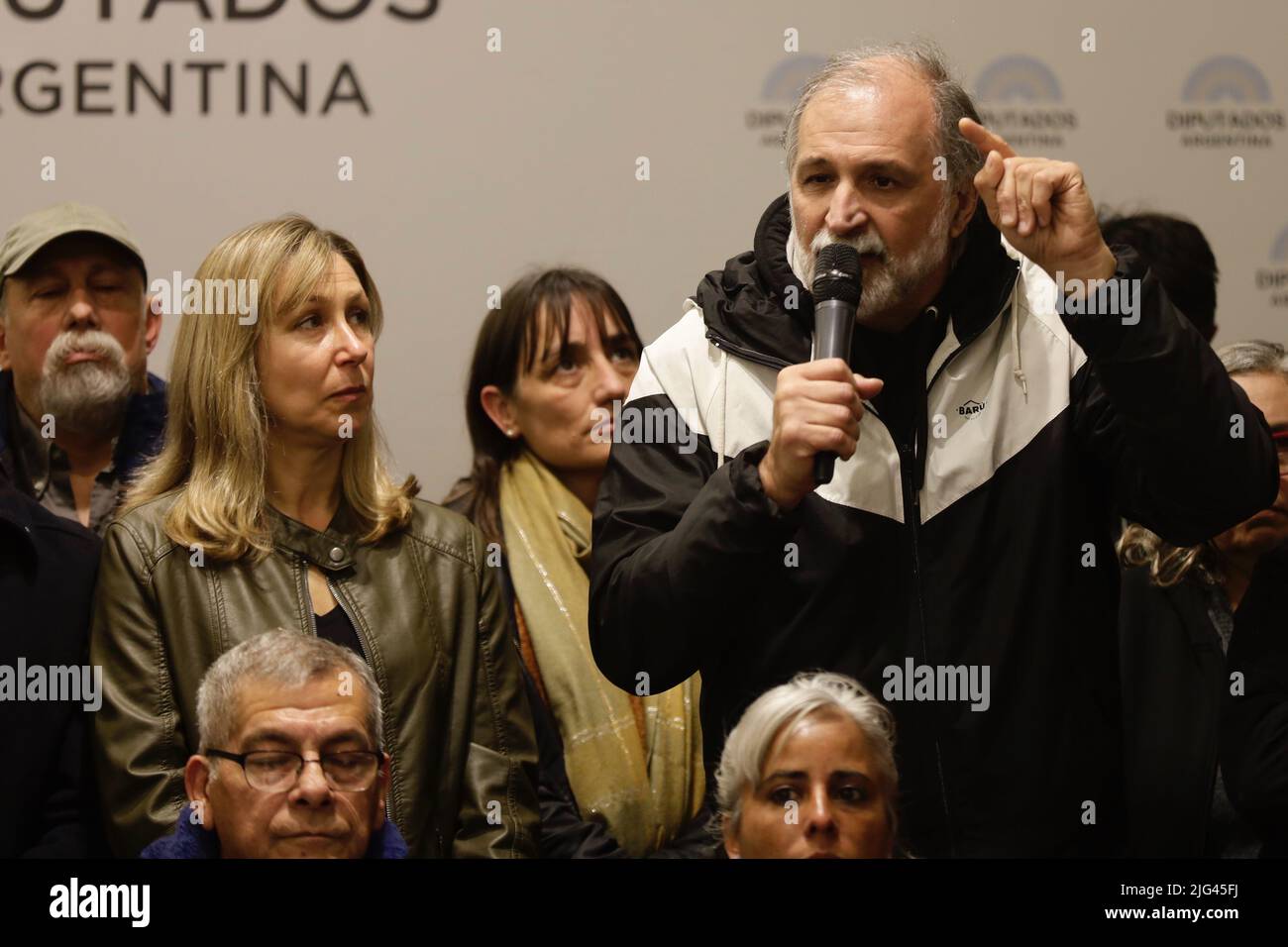 Buenos Aires, Argentina, 7th luglio 2022. In una conferenza stampa presso la Camera dei deputati della Nazione, diverse organizzazioni sociali e movimenti popolari, tra cui il fronte delle organizzazioni in lotta (FOL, nel suo acronimo spagnolo), denunciano la sofferenza di un'azione coordinata a livello nazionale con persecuzioni e intimidazioni, e una campagna di stigmatizzazione. (Credit: Esteban Osorio/Alamy Live News). Foto Stock