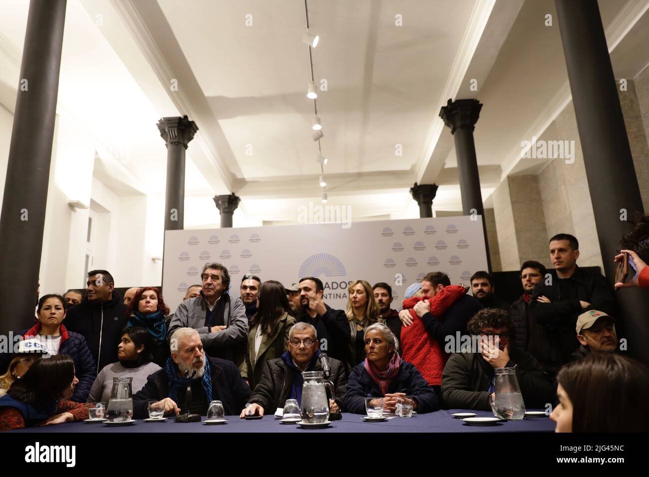 Buenos Aires, Argentina, 7th luglio 2022. In una conferenza stampa presso la Camera dei deputati della Nazione, diverse organizzazioni sociali e movimenti popolari, tra cui il fronte delle organizzazioni in lotta (FOL, nel suo acronimo spagnolo), denunciano la sofferenza di un'azione coordinata a livello nazionale con persecuzioni e intimidazioni, e una campagna di stigmatizzazione. (Credit: Esteban Osorio/Alamy Live News). Foto Stock