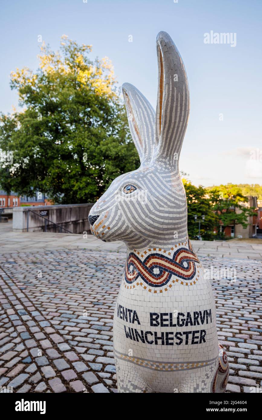 'Leepus Roman Hare', una scultura a mosaico di Emma Abel nell'evento estivo Hares of Hampshire all'esterno della Great Hall di Winchester Foto Stock