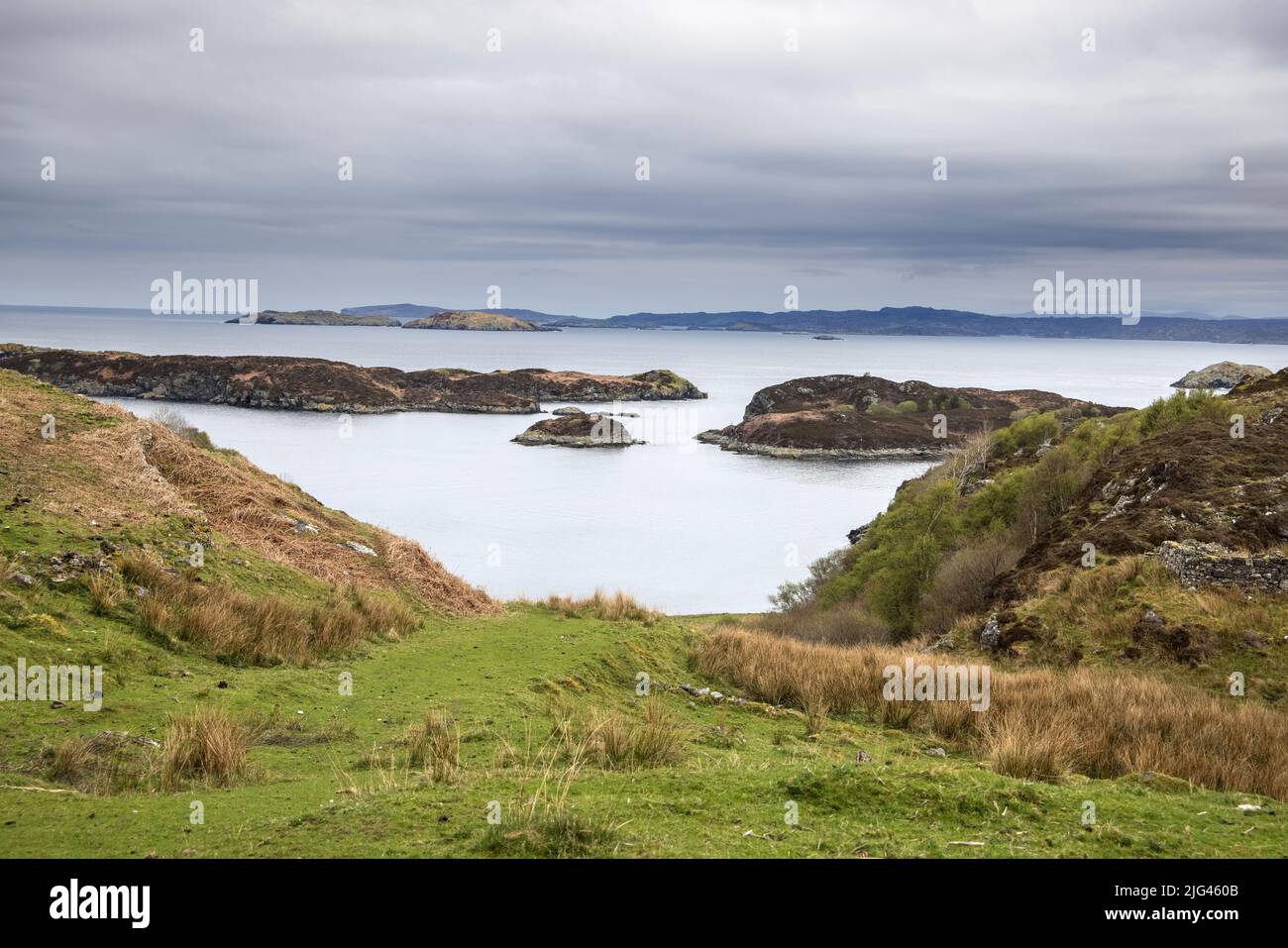 una bella vista sulla baia di eddracilis dal punto di vista del villaggio di drumbeg al nord della scozia Foto Stock