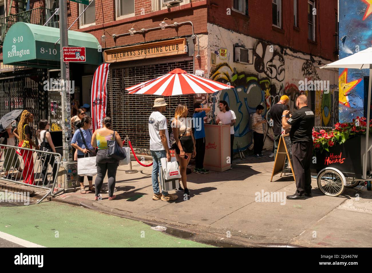 La gente aspetta in fila fino a tre ore di cottura al sole per entrare nell'attivazione del marchio H&M Hotel Hennes nel Freeman Hotel sul lato inferiore orientale a New York il sabato 25 giugno 2022. (©ÊRichard B. Levine) Foto Stock