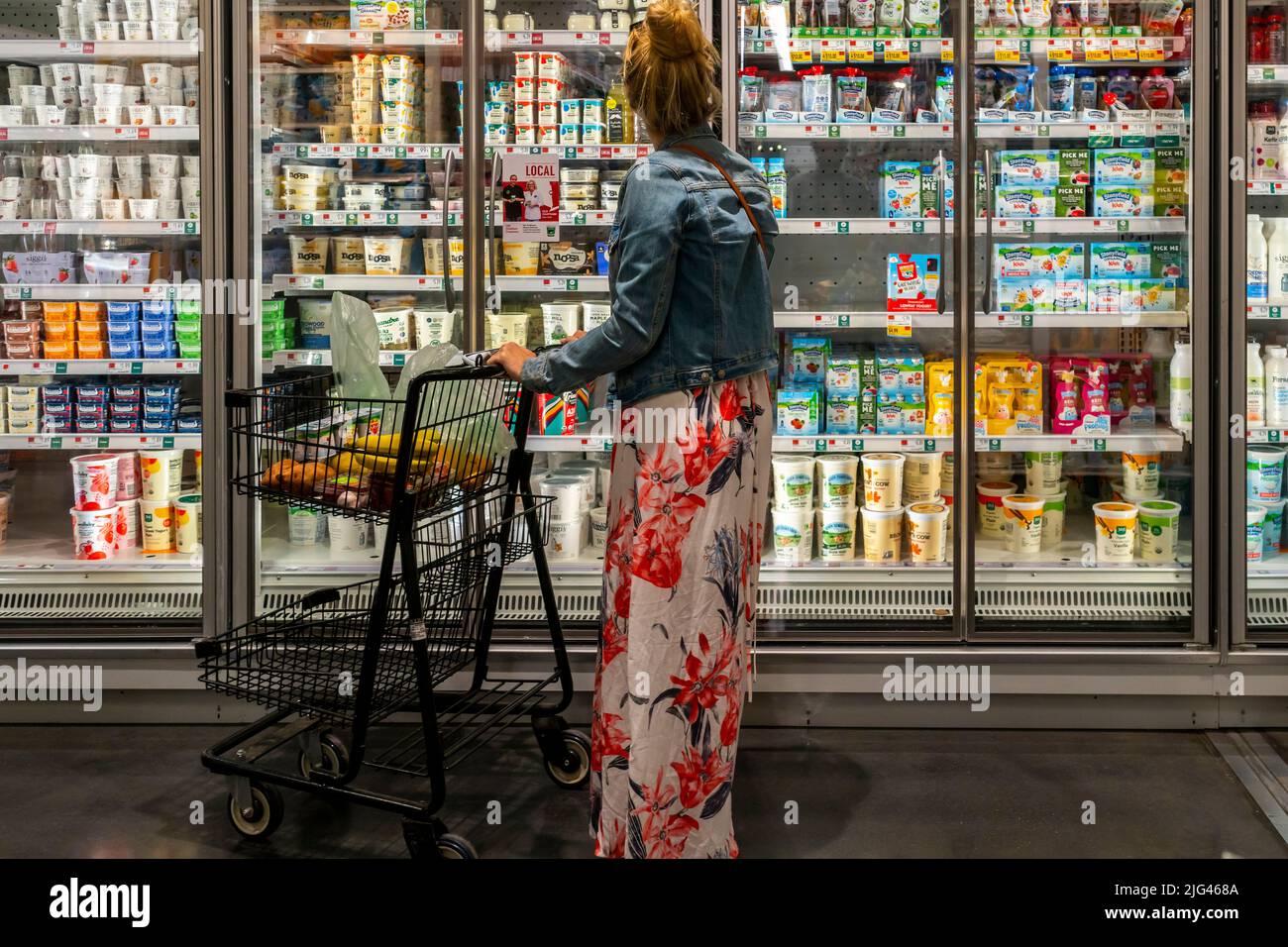 Shopping in un supermercato Whole Foods Market a New York lunedì 20 giugno 2022. La Federal Reserve ha annunciato che continuerà ad aumentare i tassi di interesse fino a quando non vedrà la prova che l'inflazione rallenta al loro livello target, il 2%. (© Richard B. Levine) Foto Stock