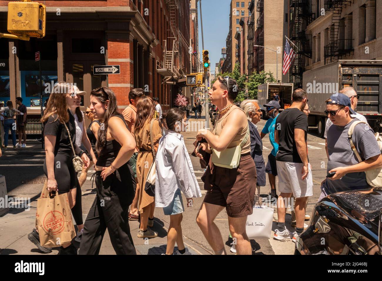 Gli amanti dello shopping nel quartiere Soho di New York sabato 25 giugno 2022. (© Richard B. Levine) Foto Stock