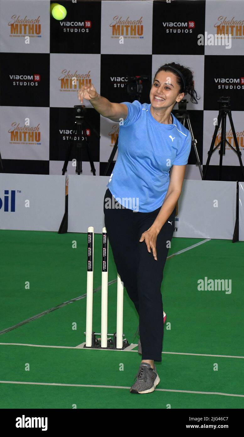 Mumbai, India. 07th luglio 2022. L'attrice Bollywood Taapsee Pannu bowls durante un evento promozionale 'Shabaash Mithu' un film biografico basato sulla storia della vita del vecchio cricketer a Mumbai. Il film è una biografia sulla vita del capitano della squadra di cricket delle donne indiane, Mithali Raj, suonato dall'attrice Taapsee Pannu. Sarà rilasciato in India il 15th luglio. Credit: SOPA Images Limited/Alamy Live News Foto Stock
