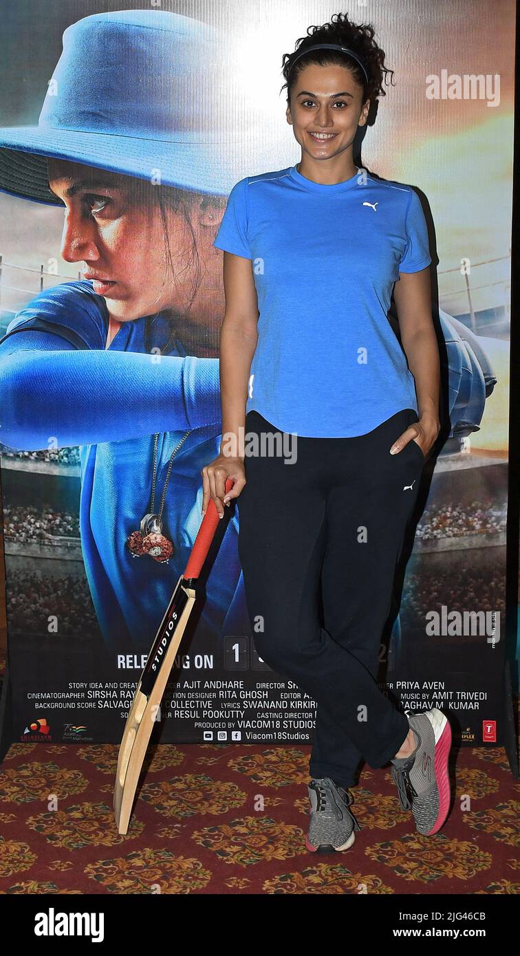 Mumbai, India. 07th luglio 2022. L'attrice di Bollywood Taapsee Pannu pone per una foto che tiene un pipistrello di cricket durante un evento promozionale 'Shabaash Mithu' un film biografico basato sulla storia di vita del vecchio cricketer a Mumbai. Il film è una biografia sulla vita del capitano della squadra di cricket delle donne indiane, Mithali Raj, suonato dall'attrice Taapsee Pannu. Sarà rilasciato in India il 15th luglio. Credit: SOPA Images Limited/Alamy Live News Foto Stock