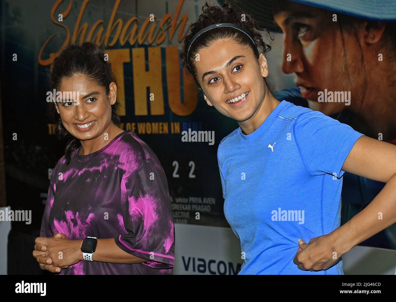 Mumbai, India. 07th luglio 2022. (L-R) l'ex capitano della squadra di cricket femminile indiana Mithali Raj e l'attrice Bollywood Taapsee Pannu sorridono durante un evento promozionale 'Shabaash Mithu' un film biografico basato sulla storia della vita dell'ex cricketer di Mumbai. Il film è una biografia sulla vita del capitano della squadra di cricket delle donne indiane, Mithali Raj, suonato dall'attrice Taapsee Pannu. Sarà rilasciato in India il 15th luglio. Credit: SOPA Images Limited/Alamy Live News Foto Stock