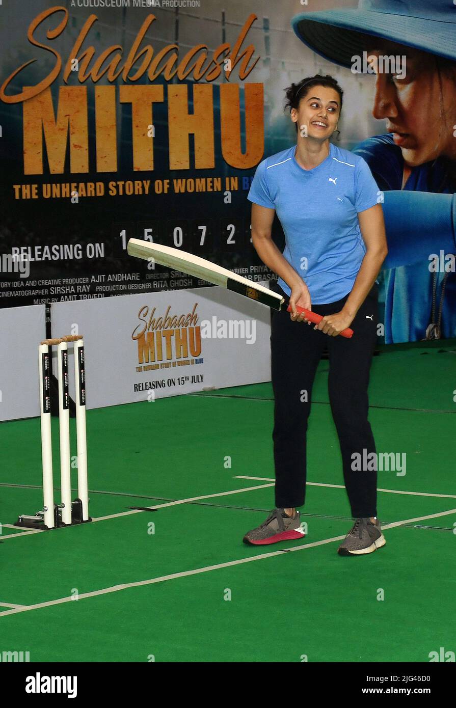 Mumbai, India. 07th luglio 2022. L'attrice Bollywood Taapsee Pannu prende posizione mentre gioca il gioco del cricket durante un evento promozionale 'Shabaash Mithu' un film biografico basato sulla storia di vita del vecchio cricketer a Mumbai. Il film è una biografia sulla vita del capitano della squadra di cricket delle donne indiane, Mithali Raj, suonato dall'attrice Taapsee Pannu. Sarà rilasciato in India il 15th luglio. Credit: SOPA Images Limited/Alamy Live News Foto Stock