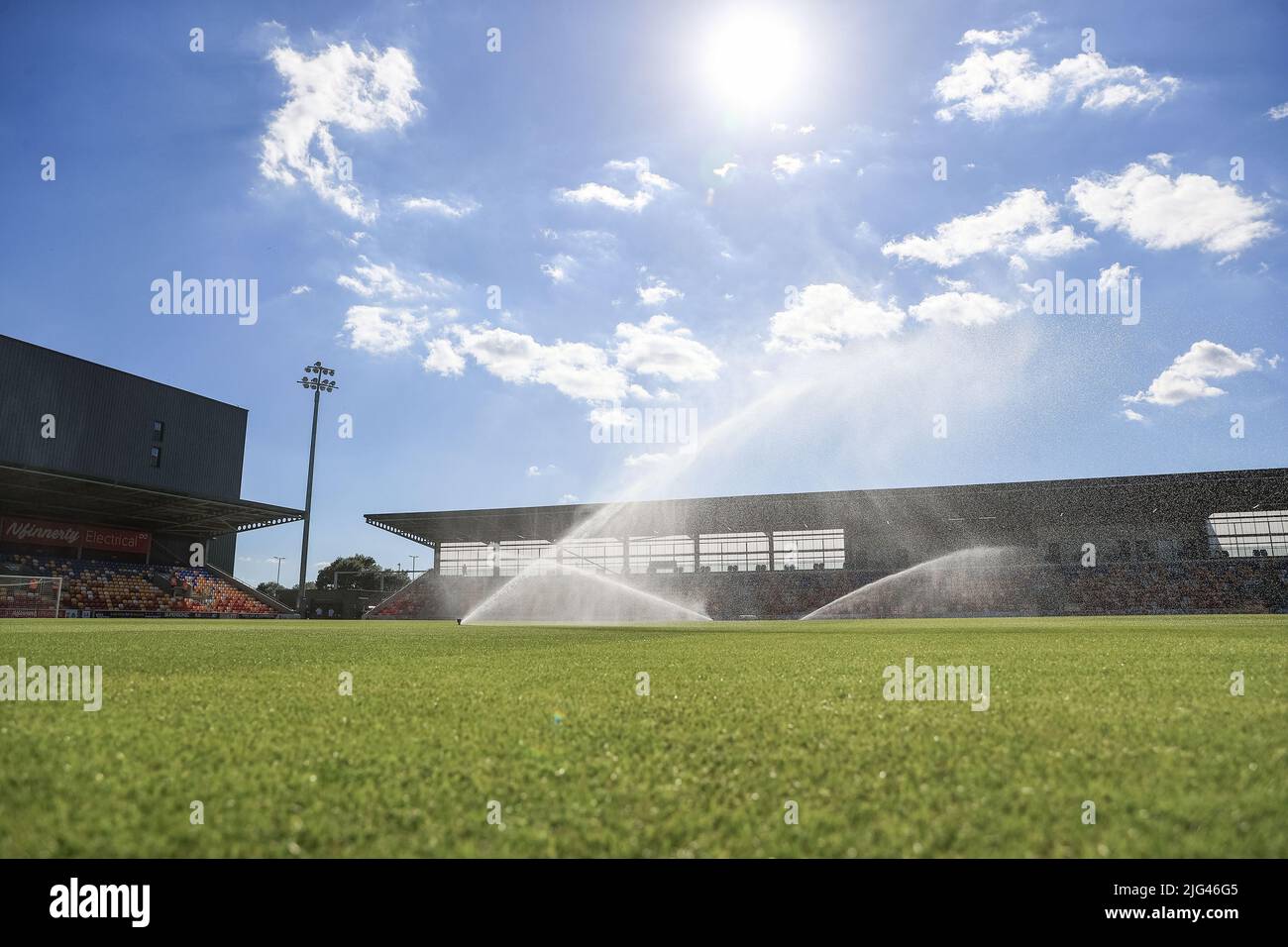 Il sole splende sopra lo Stadio della Comunità di LNER. Foto Stock