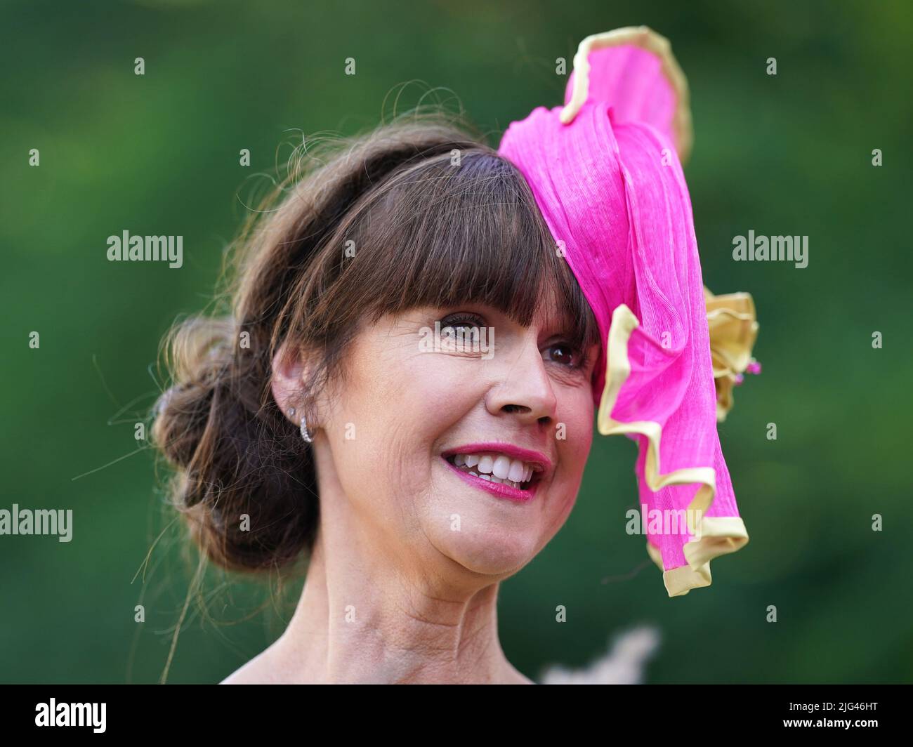 Un pilota si pone per una foto per la cerimonia di premiazione di stile nella giornata delle Signore del Moet e del Festival di luglio di Chandon a Newmarket racecourse, Suffolk. Data foto: Giovedì 7 luglio 2022. Foto Stock