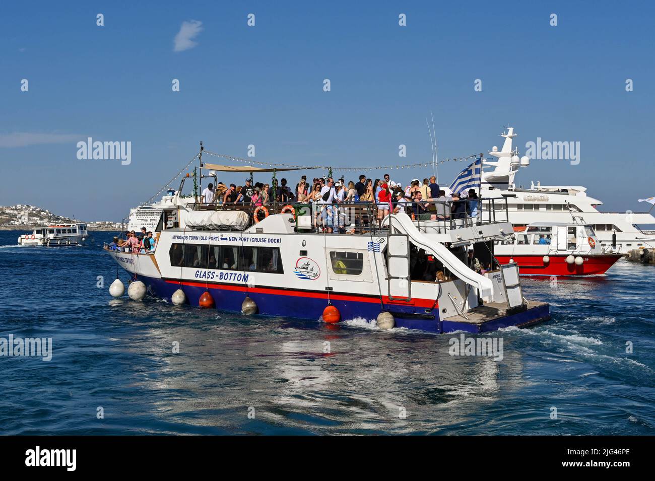 Mykonos, Grecia - Giugno 2022: Traghetto passeggeri pieno di persone che lasciano il porto sull'isola greca di Mykonos Foto Stock