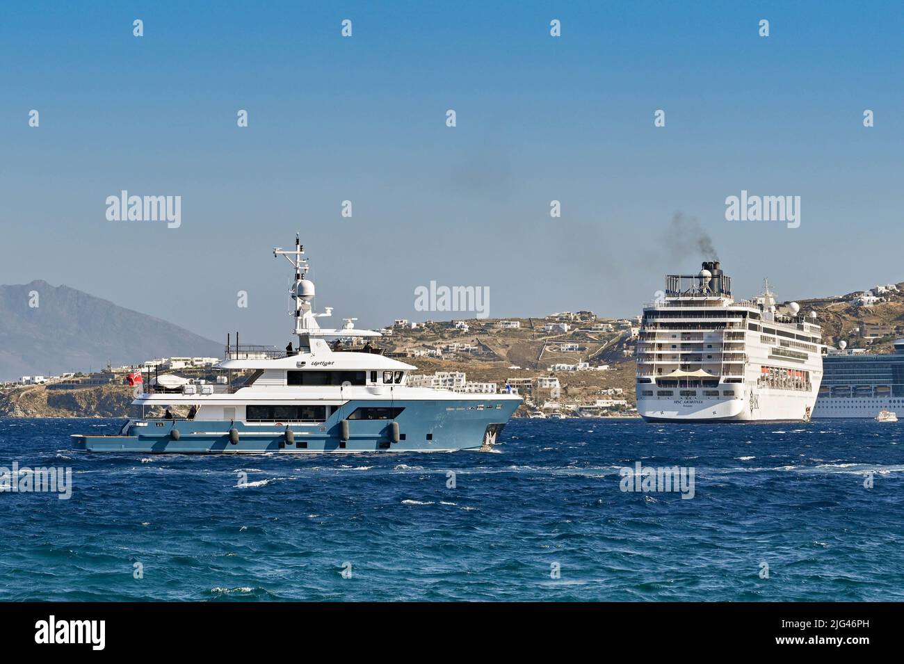 Mykonos, Grecia - Giugno 2022: Yacht a motore di lusso Uptight arrivo all'isola greca di Mykonos. Foto Stock
