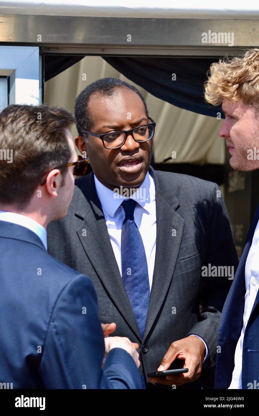 Redcar, Regno Unito. 07 lug 2022. Kwasi Kwarteng nella foto, quando è iniziata la costruzione dell'impianto eolico offshore di Seah Wind Ltd, che segna il primo importante investimento del settore privato che ha iniziato la costruzione presso un Freeport britannico. Kwarteng, segretario al governo britannico per le imprese, ha partecipato a una cerimonia ufficiale di firma, a una presentazione e a un'innovativa cerimonia per la struttura da 400million milioni di sterline, con oltre 200 dirigenti aziendali locali e politici locali. Credit: Teesside Snapper/Alamy Live News Foto Stock