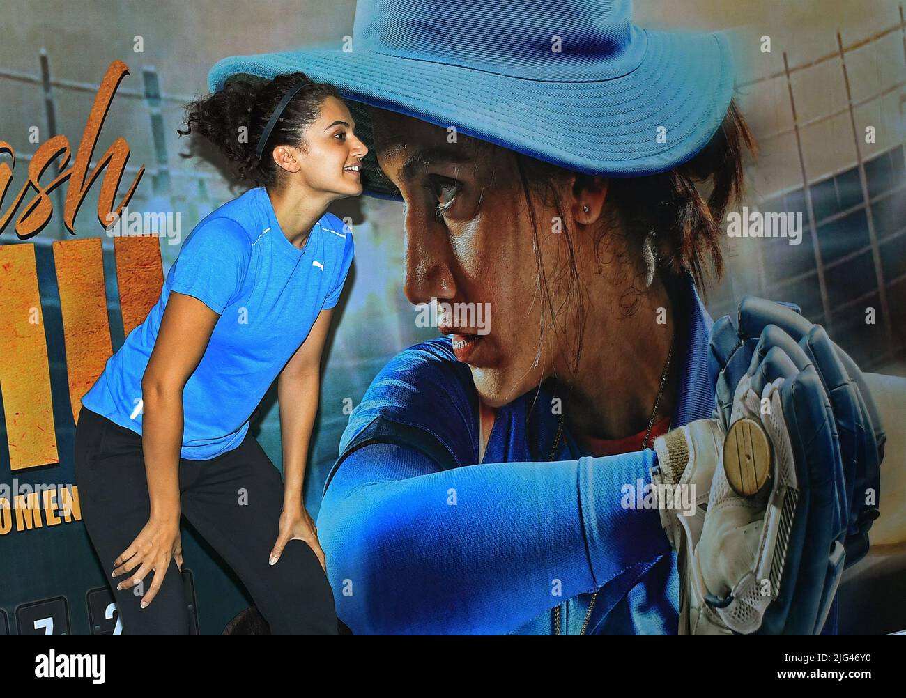 Mumbai, India. 07th luglio 2022. L'attrice Bollywood Taapsee Pannu guarda un gioco di cricket giocato durante un evento promozionale 'Shabaash Mithu' un film biografico basato sulla storia di vita del vecchio cricketer a Mumbai. Il film è una biografia sulla vita del capitano della squadra di cricket delle donne indiane, Mithali Raj, suonato dall'attrice Taapsee Pannu. Sarà rilasciato in India il 15th luglio. (Foto di Ashish Vaishnav/SOPA Images/Sipa USA) Credit: Sipa USA/Alamy Live News Foto Stock