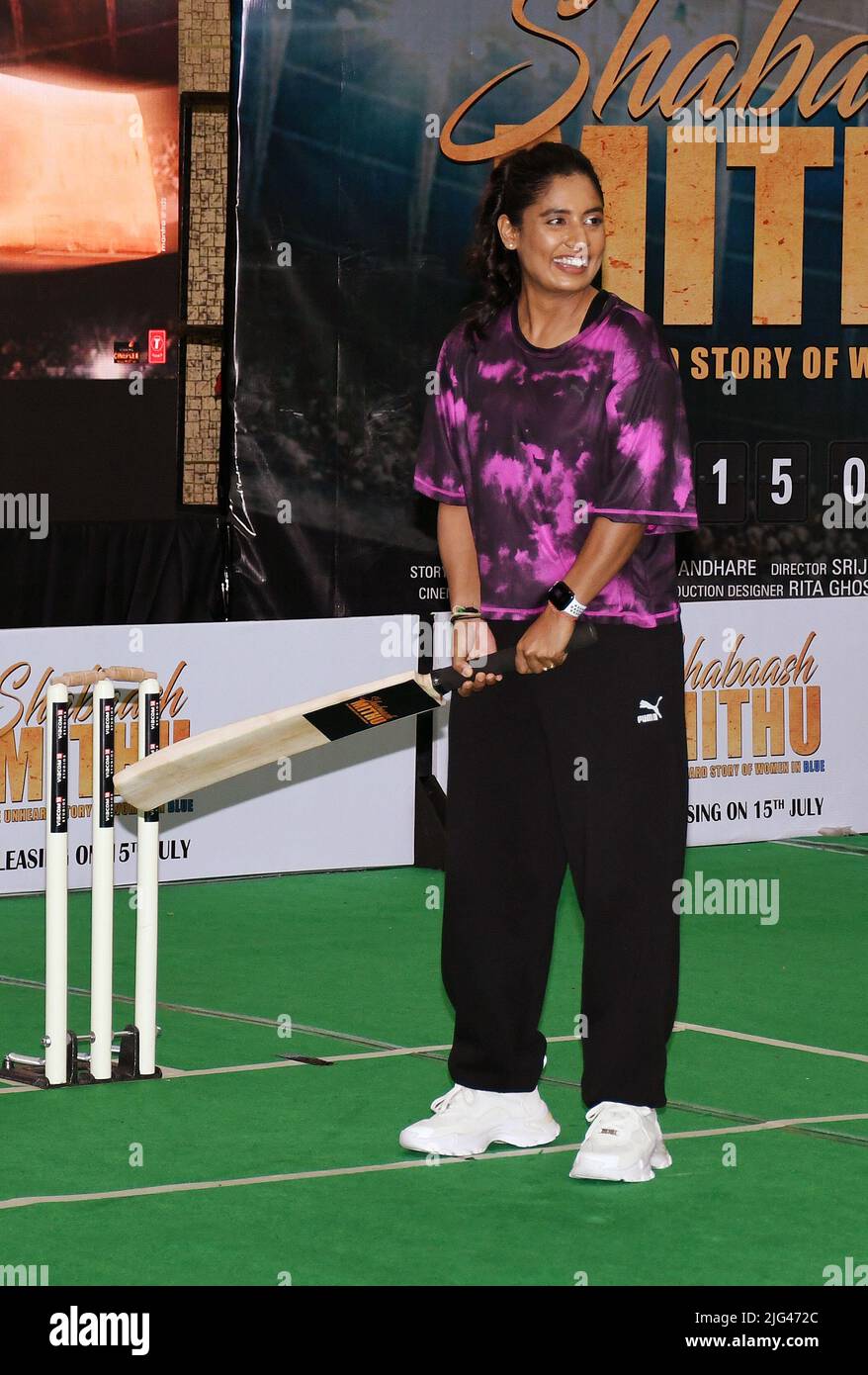 Mumbai, India. 07th luglio 2022. L'ex capitano della squadra di cricket femminile indiana Mithali Raj prende posizione mentre gioca il gioco del cricket durante un evento promozionale 'Shabaash Mithu' un film biografico basato sulla storia della vita dell'ex cricketer a Mumbai. Il film è una biografia sulla vita del capitano della squadra di cricket delle donne indiane, Mithali Raj, suonato dall'attrice Taapsee Pannu. Sarà rilasciato in India il 15th luglio. (Foto di Ashish Vaishnav/SOPA Images/Sipa USA) Credit: Sipa USA/Alamy Live News Foto Stock