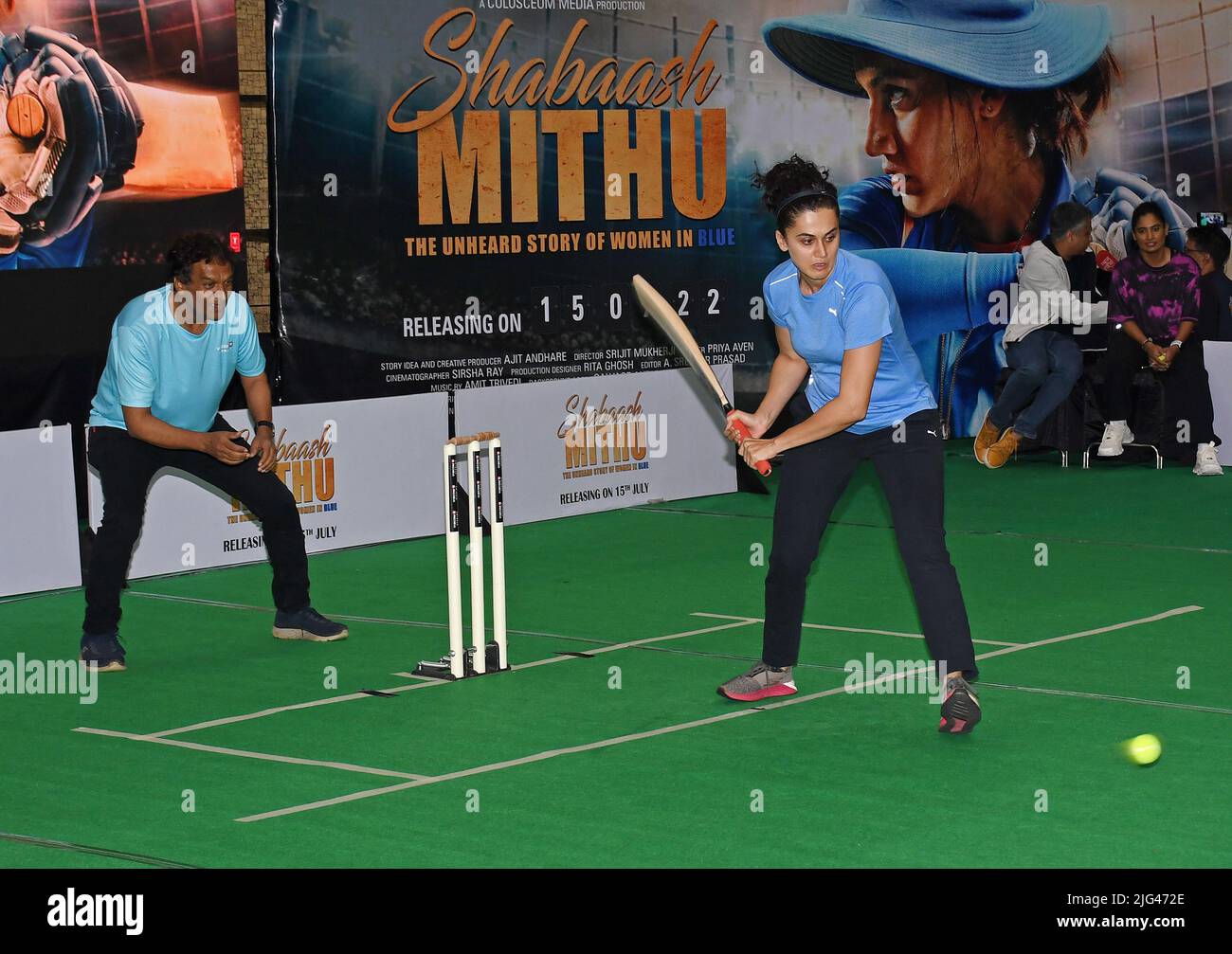 Mumbai, India. 07th luglio 2022. L'attrice Bollywood Taapsee Pannu suona un cricket girato durante un evento promozionale 'Shabaash Mithu' un film biografico basato sulla storia della vita del vecchio cricketer a Mumbai. Il film è una biografia sulla vita del capitano della squadra di cricket delle donne indiane, Mithali Raj, suonato dall'attrice Taapsee Pannu. Sarà rilasciato in India il 15th luglio. (Foto di Ashish Vaishnav/SOPA Images/Sipa USA) Credit: Sipa USA/Alamy Live News Foto Stock
