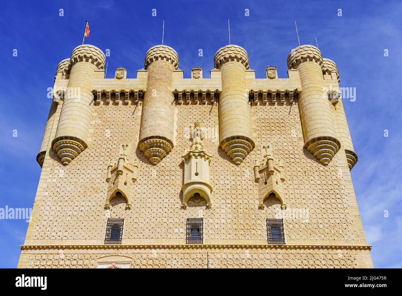 Facciata principale del castello di Alcazar a Segovia, un sito patrimonio dell'umanità, Spagna. Foto Stock