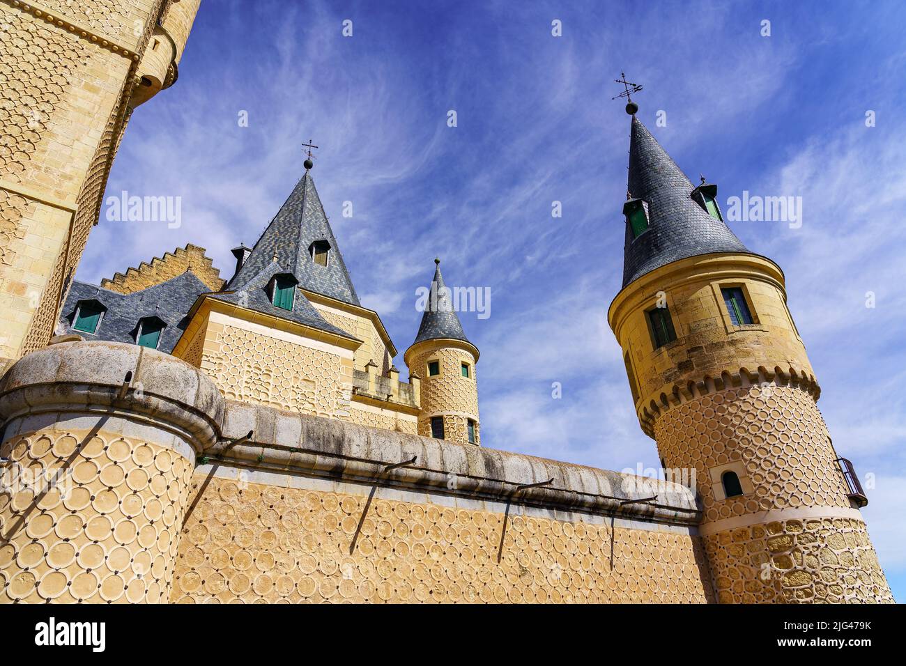 Castello medievale di Segovia con le sue torri che puntano al cielo blu, Castilla Leon. Foto Stock