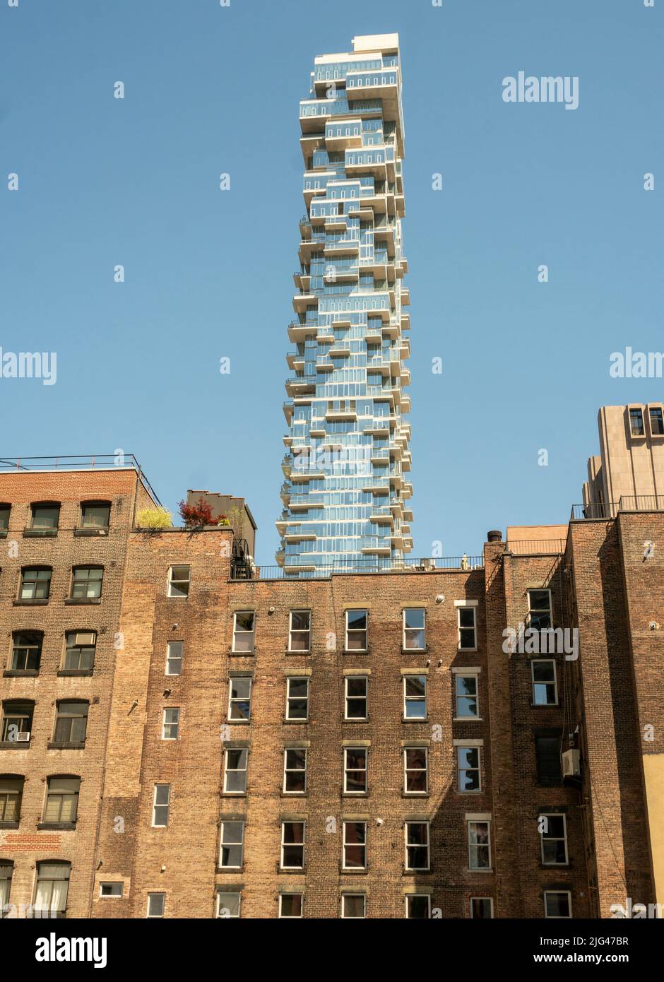 Il grattacielo del condo a 56 Leonard Street incombe sugli edifici Lower Tribeca a New York domenica 3 luglio 2022. 56 Leonard Street, progettato da Herzog & de Meuron è alto 820 piedi con 145 appartamenti. (© Richard B. Levine) Foto Stock