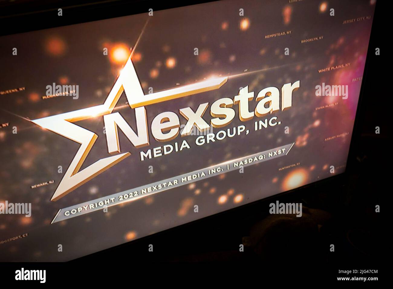 Il logo Nexstar Media Group è visibile alla fine delle notizie WPIX a New York domenica 3 luglio 2022. Nexstar si avvicina a un accordo per acquistare una quota di maggioranza nella rete CW da Paramount Global e Warner Bros. Discovery. (© Richard B. Levine) Foto Stock