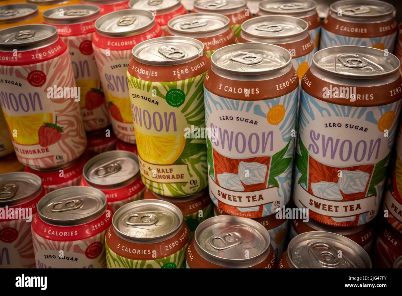 Lattine di Swoon Monk-Fruit dolcificato bevande a zero zucchero in un supermercato a New York Venerdì, 1 luglio 2022. (© Richard B. Levine) Foto Stock