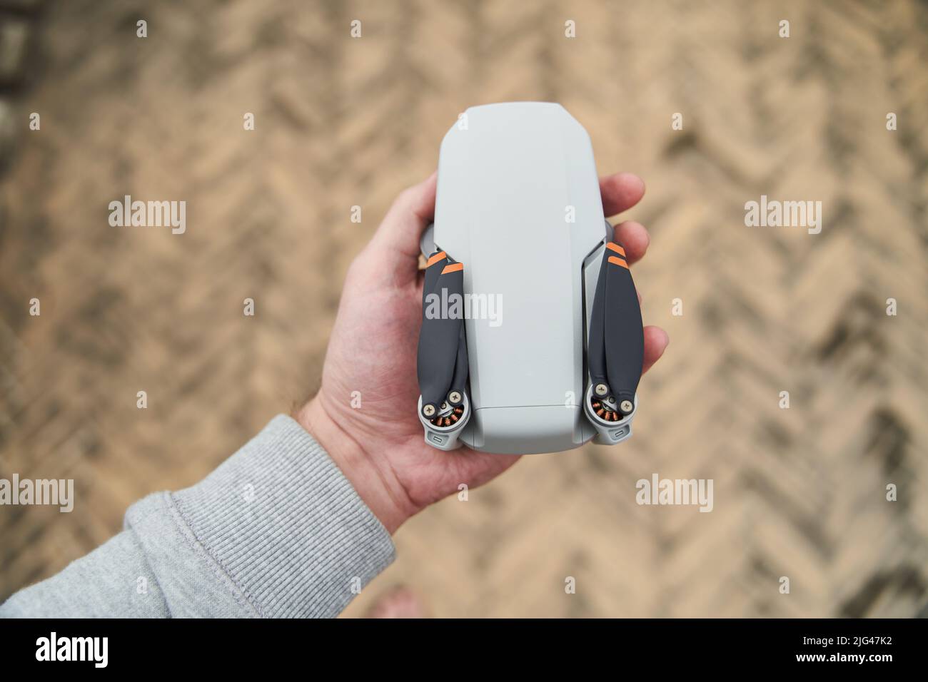 Quadricottero piccolo e moderno in una mano dell'uomo. Lanciando un drone dalla tua mano Foto Stock
