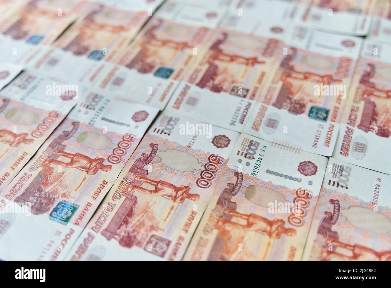 Denaro per la Russia. Primo piano di rubli russi su cinquemila e mille banconote. Concetto finanziario. Foto Stock