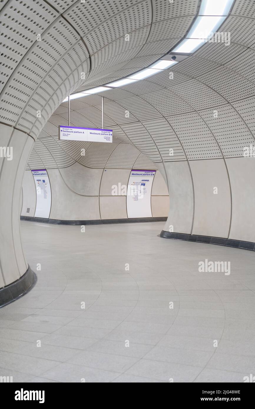 La nuova metropolitana Elizabeth Line di Londra. Le piattaforme hanno una lunghezza almeno doppia rispetto alle normali stazioni della metropolitana. Le stazioni sotto terra sono quasi identiche. Foto Stock