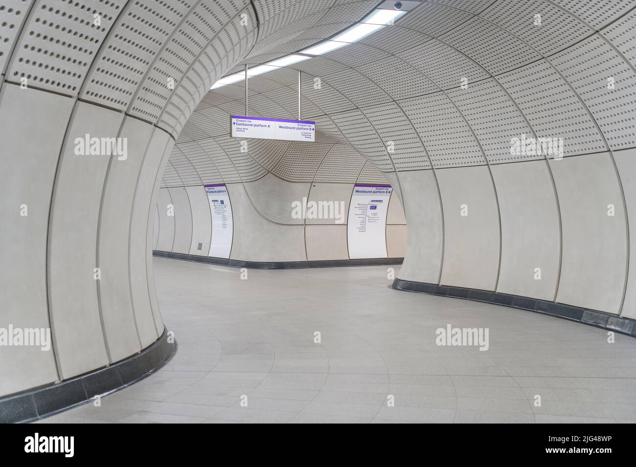 La nuova metropolitana Elizabeth Line di Londra. Le piattaforme hanno una lunghezza almeno doppia rispetto alle normali stazioni della metropolitana. Le stazioni sotto terra sono quasi identiche. Foto Stock