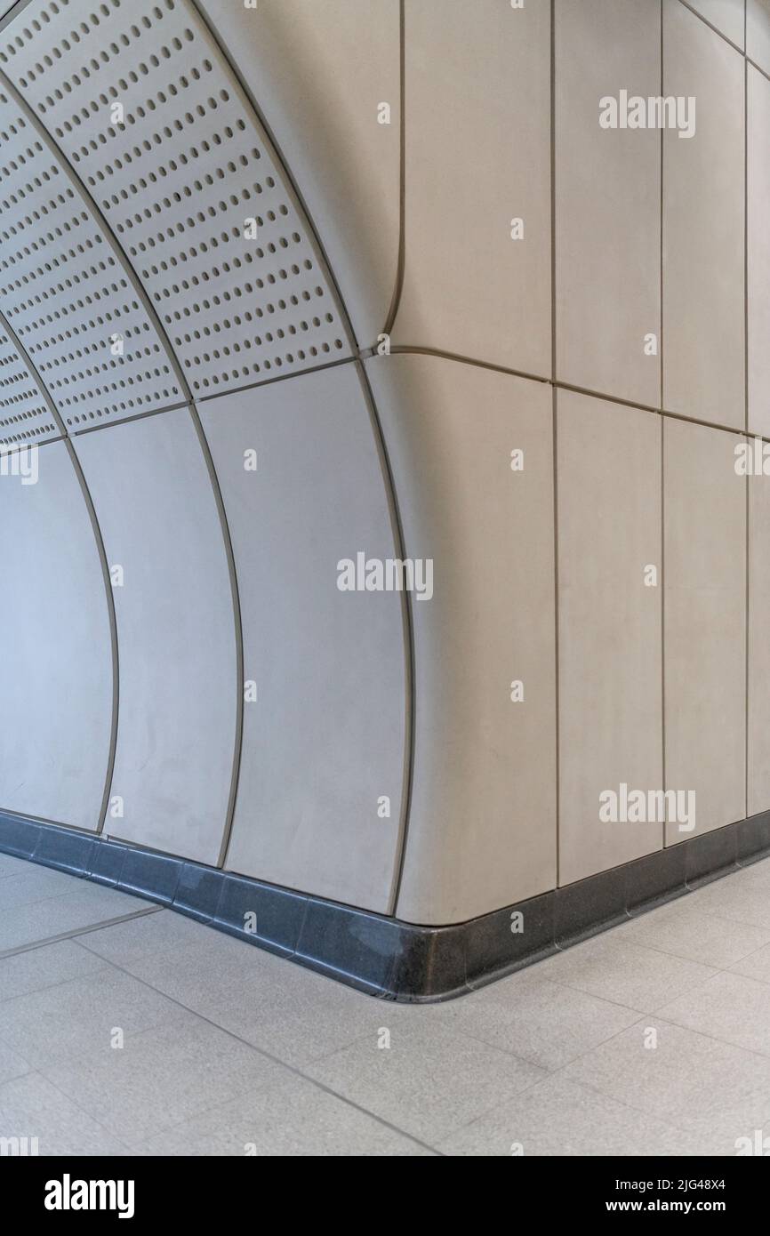 La nuova metropolitana Elizabeth Line di Londra. Le piattaforme hanno una lunghezza almeno doppia rispetto alle normali stazioni della metropolitana. Le stazioni sotto terra sono quasi identiche. Foto Stock
