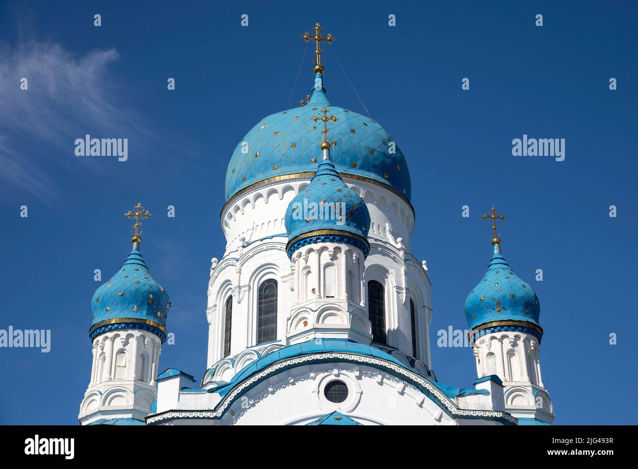 Da vicino le cupole dell'antica cattedrale di Pokrovsky. GATCHINA, Russia Foto Stock