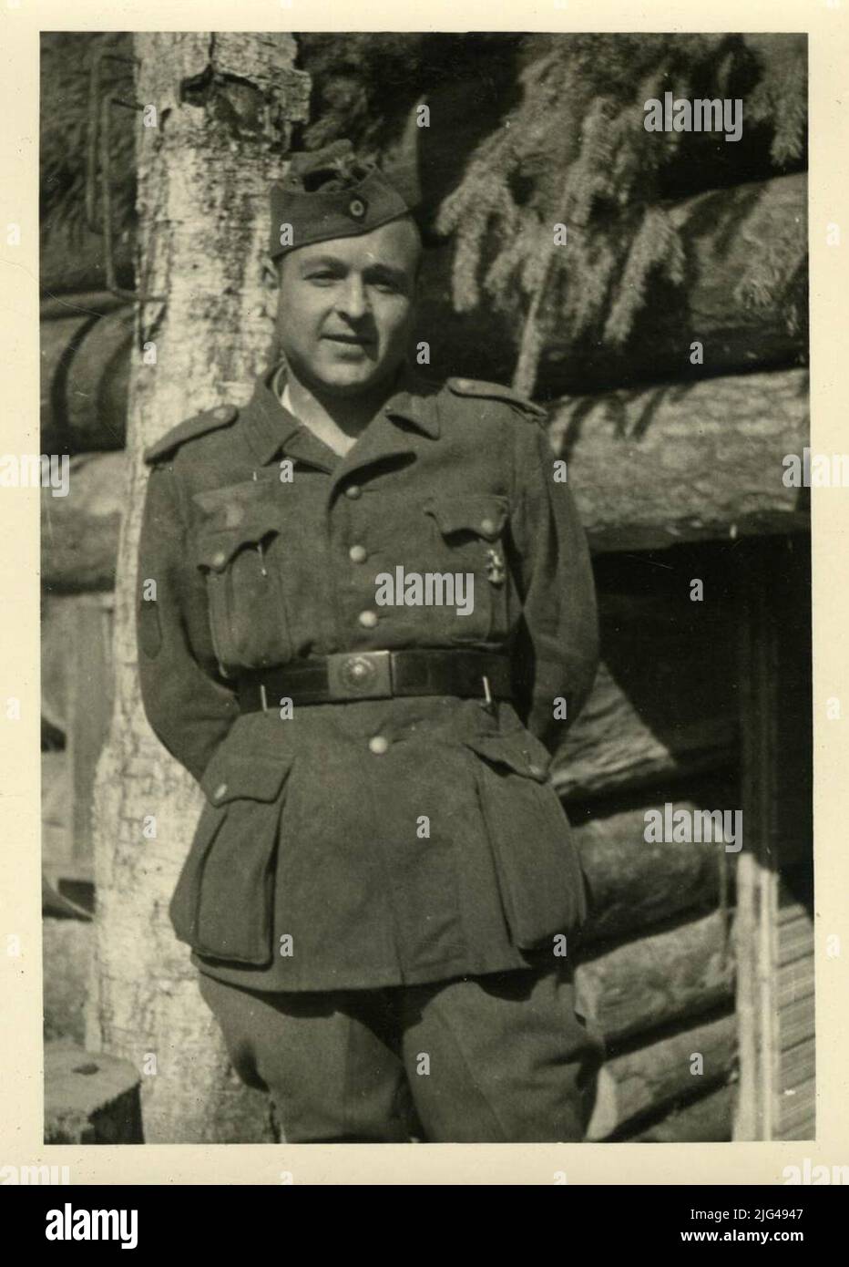 Ritratto del soldato Pedro Fernández Tomás. Ritratto del soldato Pedro Fernández Tomás sostenuto da una cabina di tronchi di legno Foto Stock