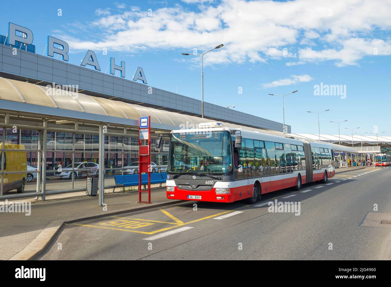 PRAGA, REPUBBLICA CECA - 30 APRILE 2018: Autobus navetta della città a una fermata all'aeroporto in un giorno di sole maggio Foto Stock