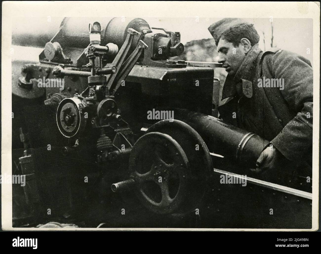 La divisione blu sul fronte orientale fianco a fianco con la tedesca Ungerische Rumanian e altri compagni che hanno preso insieme la lotta contro il nemico mondiale Bolschewismo, i membri dei volontari spagnoli combattono la divisione blu una lotta eroica sul fronte orientale. Questo spagnolo volontario un proprietario di artiglieria nell'operazione di pistola, granata intorno granata porta la morte e la rovina sovietiche. Foto Stock