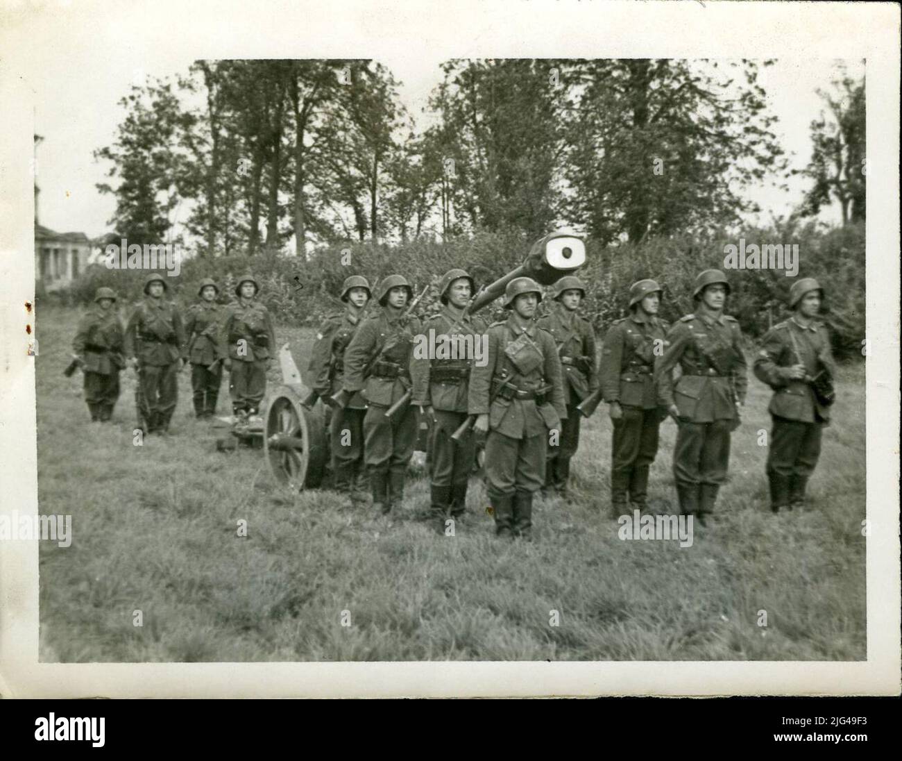 12 soldati con Pak 40 Caliber Pak Cañón 75/36. Il fucile Leningrad Front Portan è stato selezionato dietro il retro, con cartucce in pelle e cintura modello M1911 e M1935 carte in pelle. Foto Stock
