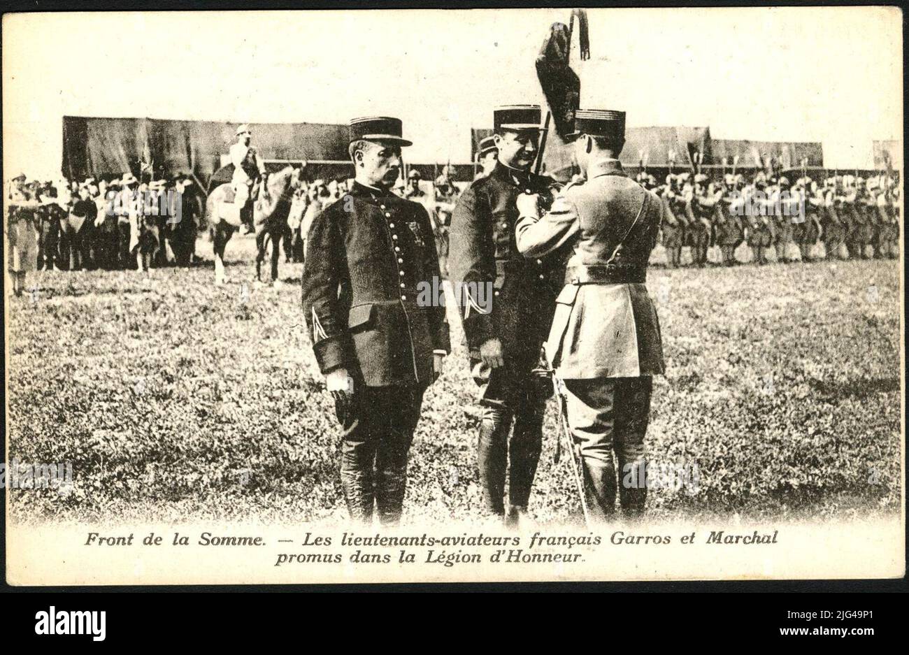 French Aviator Postcard decorated, 1916. I tenenti dell'aviazione francese, Garros e Marchal, premiati con la Legione d'onore nel fronte della Somme, durante la prima guerra mondiale Foto Stock