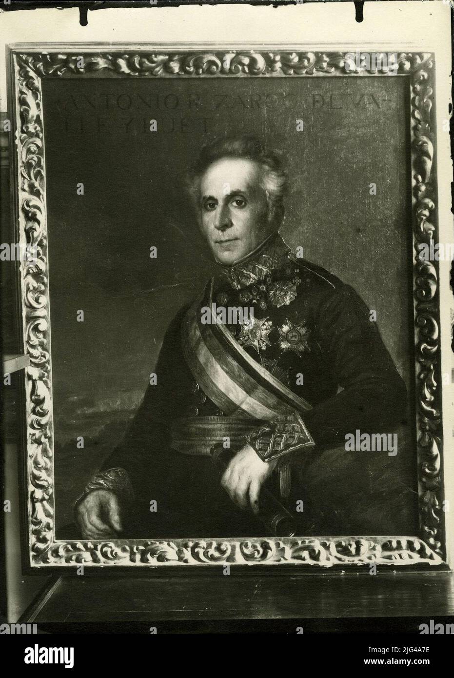 Foto dell'oleo di D. Antonio Ramon Zarco del Valle, 1950. Ritratto di Antonio Ramón Zarco del Valle con uniforme TTE. Gral., porta spiccano numerose decorazioni tra le quali: Piatto dell'Ordine del Cristo, piatto della Grande Croce dell'Ordine di Carlo III Foto Stock