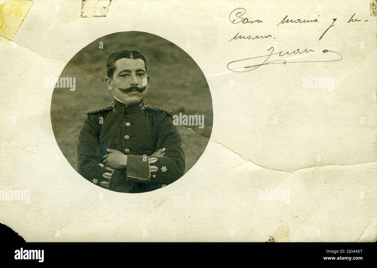 [Cartolina con ritratto circolare di Juan Vallespín]. Classificazione ragionata: Si tratta di un ritratto fotografico del capitano di fanteria Juan Vallespín Zayas (1885-1917). La cartolina è dedicata a sua madre e sorella. La tipologia del guerriero che ha visto indica che è un tenente cacciatore. Avete visto secondo il regolamento di uniformità del 1908, che sostanzialmente ha conservato le caratteristiche del regolamento del 1886, che regola un guerriero turco in tessuto blu, che introduce il collo e le bocche verdi con il regolamento del 1908 del 1908 . Si incrina con sette bottoni dorati posti nel c Foto Stock