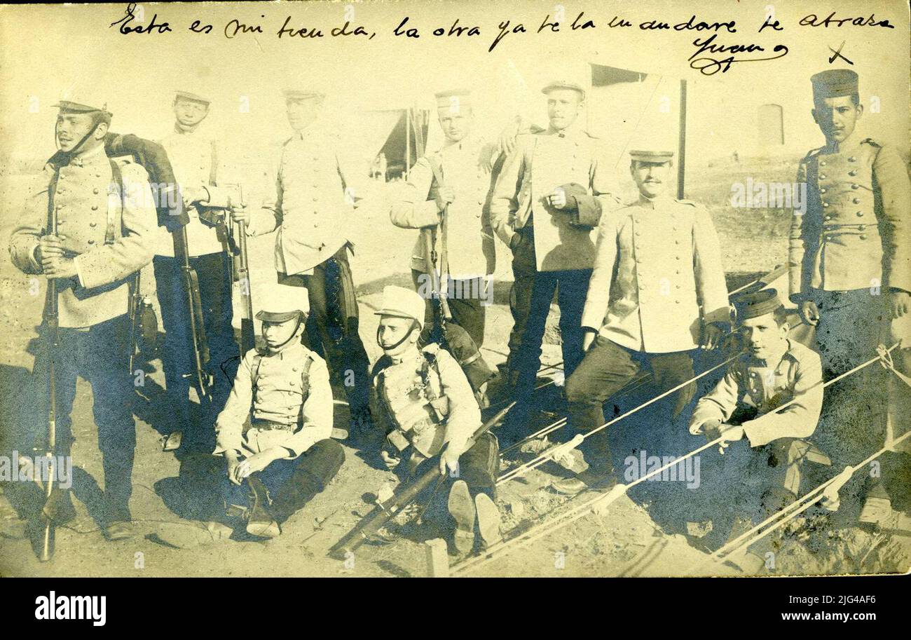 [Cartolina di un gruppo di cadetti dell'Accademia di fanteria]. Classificazione ragionata: Questa è una cartolina che invia il, a quel tempo, Cadet Juan Vallespín Zayas (1885-1917) alla sig.ra Eladia Vallespín de Fernández. Vallespín è raffigurato sul lato destro della fotografia accanto alla quale, come scrive, è il suo negozio. Secondo il suo foglio di servizio, Vallespín ha frequentato i suoi studi presso l'Accademia di fanteria (Toledo) del settembre 1904 fino alla fine di luglio 1907. Foto Stock